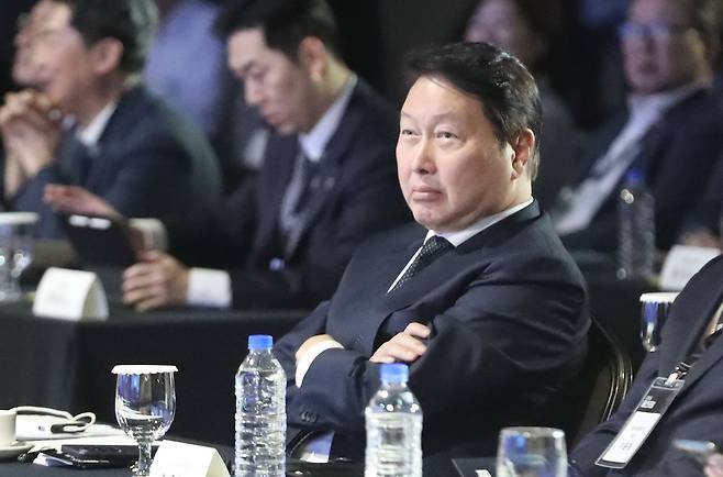 최태원 SK그룹 회장은 11일 ‘2026 울산포럼’에서 “규모 있는 데이터 플랫폼이 없다면 제조 AI는 성공하기 어렵다”며 울산을 넘어 국가 차원에서 제조 데이터를 모아야 한다고 강조했다. 뉴스1