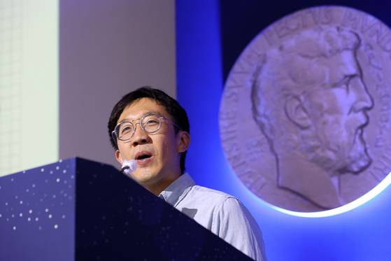 지난 2022년 수학계의 노벨상으로 불리는 필즈상을 받은 허준이 미국 프린스턴대 교수가 서울 동대문구 한국과학기술원 고등과학원에서 수상 기념 강연을 하는 모습. 뉴스1
