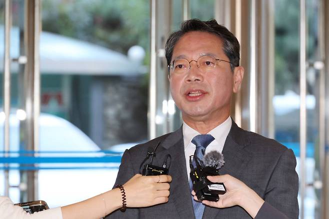 김승원 법무부 장관 후보자가 지난 11일 서울 종로구 적선현대빌딩에 마련된 인사청문회 준비 사무실로 출근하며 취재진의 질문에 답하고 있다. 연합뉴스