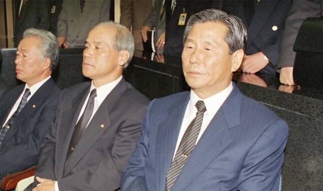 1994년 11월17일 민주자유당 의원총회장에서 정호용 의원(오른쪽)과 허삼수 의원이 12.12 사건 관련자 기소문제에 대한 의원들의 발언을 듣고 있다. ⓒ 연합뉴스 