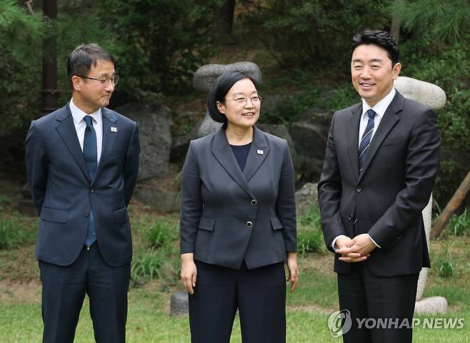 대화하는 한병도 원내대표-한성숙 총리-강훈식 대통령 비서실장 (서울=연합뉴스) 안정원 기자 = 한성숙 국무총리(가운데)가 13일 서울 종로구 삼청동 국무총리 서울공관에서 열린 고위당정협의회에서 더불어민주당 한병도 원내대표(왼쪽), 강훈식 대통령 비서실장과 대화하고 있다. 2026.9.13 jeong@yna.co.kr