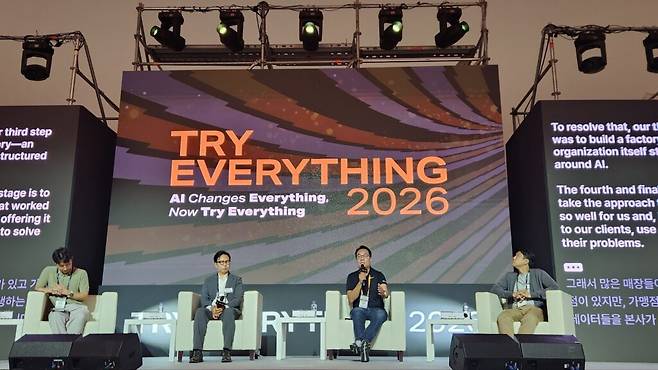 지난 9일 서울 동대문디자인플라자(DDP)에서 열린 글로벌 스타트업 축제 ‘트라이 에브리싱(Try Everything) 첫날 Connection Stage에서 진행된 ‘Industry Trends & Insights’의 ‘AI 활용 창업 Part 1. 스타트업, AI 어디까지 써봤니?’ 세션에는 (왼쪽 두 번째부터) 박진수 콜로세움코퍼레이션 대표, 지광철 넥스트페이먼츠 대표, 정영훈 엑스엘에이트 대표가 참석했다. (사진=테크42)