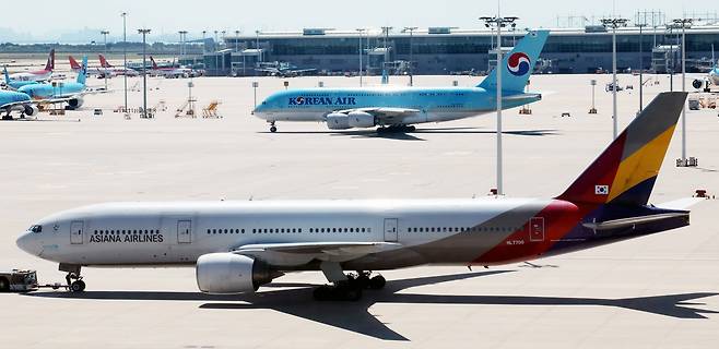 인천국제공항 제2여객터미널 활주로에 대한항공과 아시아나 항공기가 이동하고 있다. /뉴시스