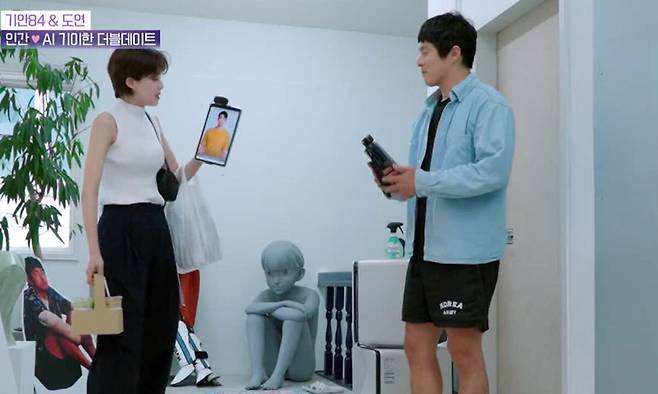 최근 방송가에서는 AI 기술을 제작에 활용하는 데서 나아가 AI를 연애의 대상이나 경쟁 상대로까지 확장해 예능 문법으로 풀어내려는 시도가 이어지고 있다. 사진은 지난 10일 방송된 웹툰 작가 겸 방송인 기안84와 방송인 장도연이 서로의 AI 파트너를 소개하는 모습. SBS 제공