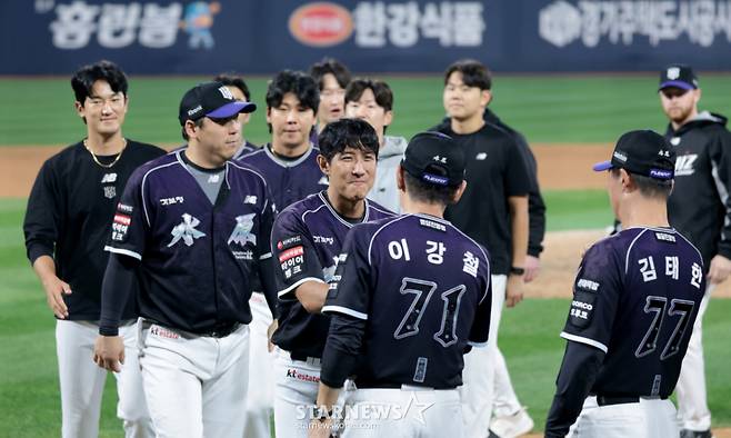 황재균이 13일 롯데전을 마친 후 열린 은퇴식에서 이강철 감독, KT선수들과 작별을 고하고 있다. 13일 수원KT위즈파크에서 열리는 2026KBO리그 KT위즈와 롯데자이언츠 경기는 황재균의 은퇴식과 함께 했다. KT 주전3루수로 활약하다 지난해 은퇴를 선언한 황재균은 이날 은퇴 특별엔트리로 등록됐다. 2026.09.13. /사진=강영조 선임기자