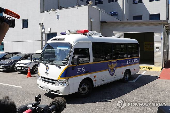 냉동창고 살해 피의자 검찰 송치 (고양=연합뉴스) 임병식 기자 = 14일 오후 경기도 고양시 일산동부경찰서에서 냉동창고 살해 피의자가 탄 호송 차량이 의정부지검 고양지청으로 이동하고 있다. 2026.9.14 andphotodo@yna.co.kr