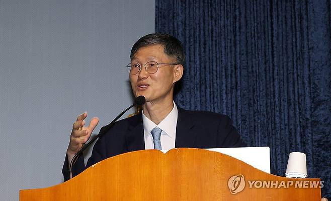 강연하는 문형배 전 헌재소장 권한대행 (대전=연합뉴스) 변선진 기자 = 문형배 전 헌법재판소장 권한대행이 14일 대전지법 대회의실에서 '2026 전문재판 역량강화 강좌' 특강을 하고 있다. 2026.9.14 bysj@yna.co.kr
