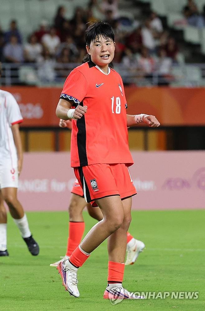 해트트릭 기록한 김민지 (오사카=연합뉴스) 서대연 기자 = 14일 일본 오사카 얀마 스타디움 나가이에서 열린 2026 아이치·나고야 아시안게임 여자 축구 조별리그 1차전 대한민국과 미얀마의 경기.
한국 김민지가 골을 넣은 뒤 환호하고 있다. 2026.9.14 dwise@yna.co.kr