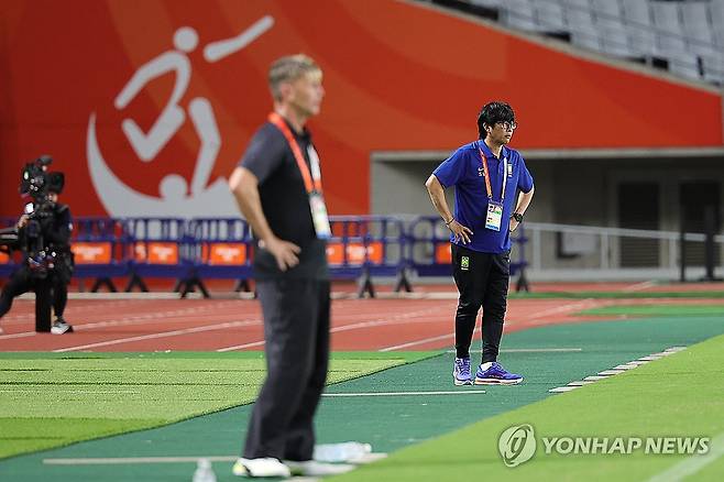 경기 지켜보는 신상우 감독 (오사카=연합뉴스) 서대연 기자 = 14일 일본 오사카 얀마 스타디움 나가이에서 열린 2026 아이치·나고야 아시안게임 여자 축구 조별리그 1차전 대한민국과 미얀마의 경기.
한국 신상우 감독이 경기를 지켜보고 있다. 2026.9.14 dwise@yna.co.kr