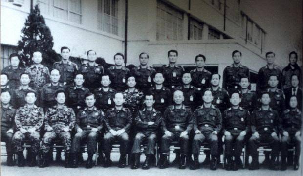 5·18민주화운동 당시 신군부 핵심 인물로 광주 학살에 깊이 관여했던 정호용 전 특전사령관이 사망했다. 사진은 1979년 12.12 쿠데타 이후 서울 보안사령부에서 기념촬영하는 신군부 세력. 앞줄 오른쪽에서 두 번째가 정호용. <광주일보 DB 자료>