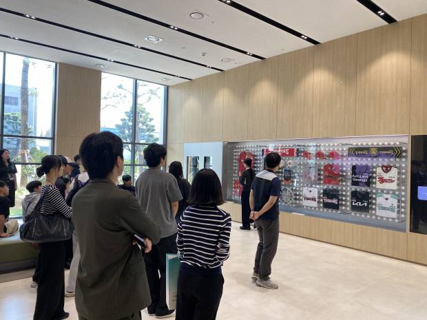15일 전남광주시 서구 기아 오토랜드 광주 브랜드관을 방문한 청년들이 KIA 타이거즈 유니폼 등이 전시된 ‘KIA 타이거즈 존’을 살펴보고 있다.