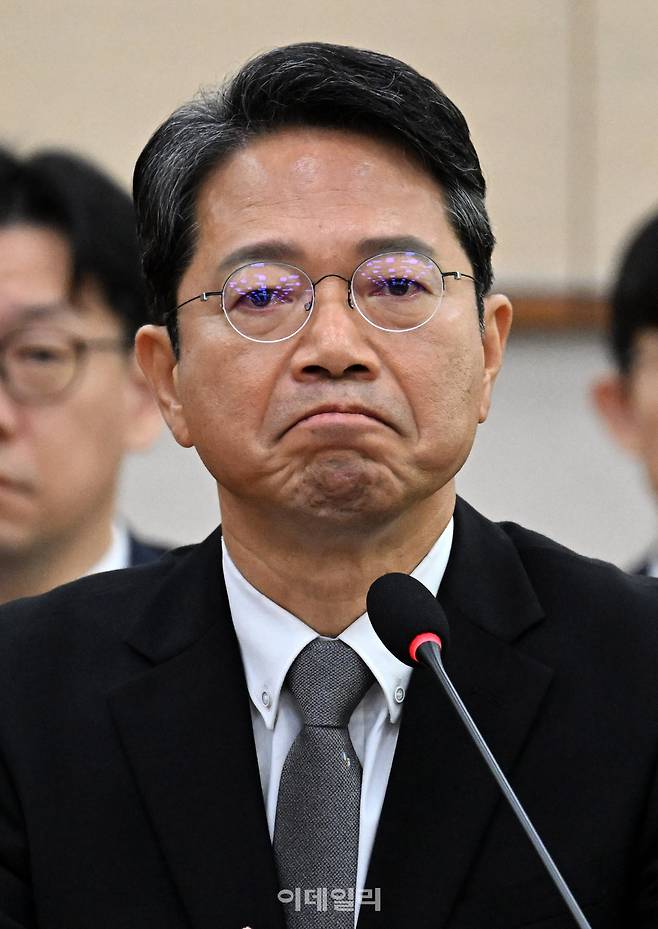 김승원 법무부 장관 후보자가 15일 서울 여의도 국회 법제사법위원회에서 열린 인사청문회에서 눈시울이 붉어 지고 있다. (사진=이데일리 방인권 기자)