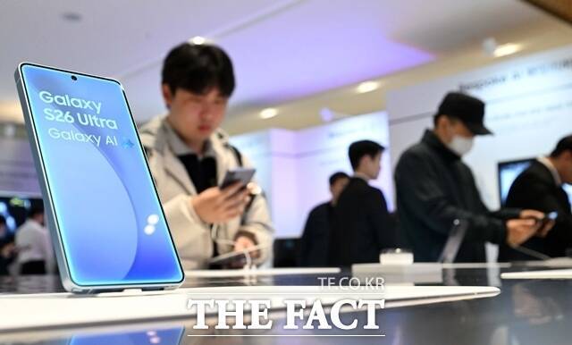 지난 3월 경기 수원시 영통구 수원컨벤션센터 삼성전자 주주총회장을 찾은 주주들이 '갤럭시S26' 시리즈를 살펴보고 있다. /임영무 기자