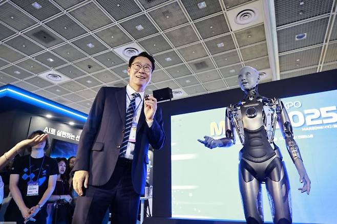 정명근 화성특례시장이 MARS 2025에서 휴머노이드 로봇과 대화하고 있다. 화성시 제공