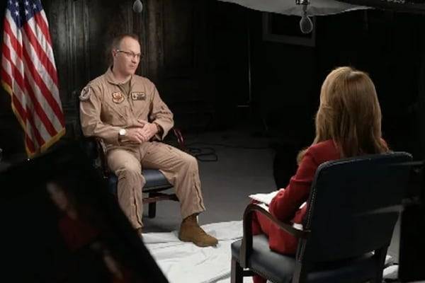 CBS '60미니츠'의 로라 오도넬 기자와 인터뷰하는 '브라보' F-15E 무장관제장교 대령. 그는 자신의 구조 스토리는 "미국민은 미국이 한 사람도 남겨두지 않기 위해 무엇을 기꺼이 하는지를 보여주는, 역사에 남을 이야기를 알아야 한다"고 말했다./CBS