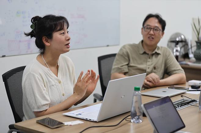 8일 대전 기초과학연구원(IBS)에서 암에 걸리지 않는 장수 동물인 벌거숭이두더지쥐를 설명하는 유전체교정연구단의 이지현 연구위원(왼쪽)과 구본경 단장. 이지현 박사는 미국 시카고 일리노이대(UIC)에서 벌거숭이두더지쥐를 기증받아 IBS에 사육시설을 구축했다./IBS