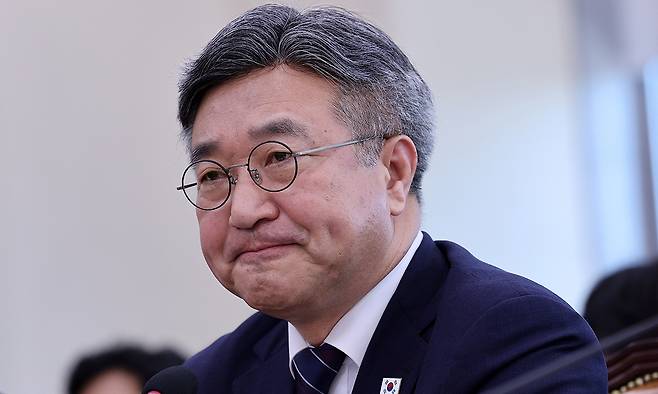 윤호중 행정안전부 장관이 15일 서울 여의도 국회에서 열린 국회 행정안전위원회 전체 회의에서 의원 질의를 듣고 있다. 뉴스1