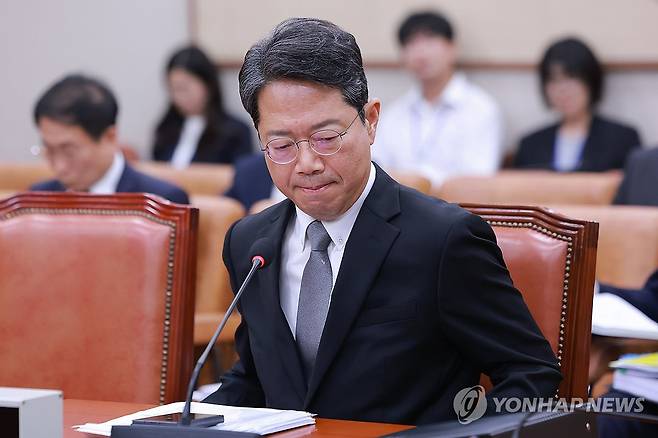 잠시 정회로 인사청문회장 떠나는 김승원 법무장관 후보자 (서울=연합뉴스) 신현우 기자 = 김승원 법무부 장관 후보자가 15일 국회 법제사법위원회에서 열린 인사청문회가 잠시 정회되자 청문회장을 떠나기 위해 자리에서 일어나고 있다. 2026.9.15 nowwego@yna.co.kr