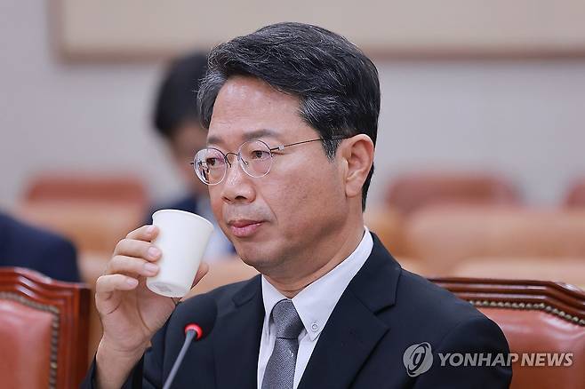 목 축이는 김승원 법무장관 후보자 (서울=연합뉴스) 신현우 기자 = 김승원 법무부 장관 후보자가 15일 국회 법제사법위원회에서 열린 인사청문회에서 물을 마시고 있다. 2026.9.15 nowwego@yna.co.kr