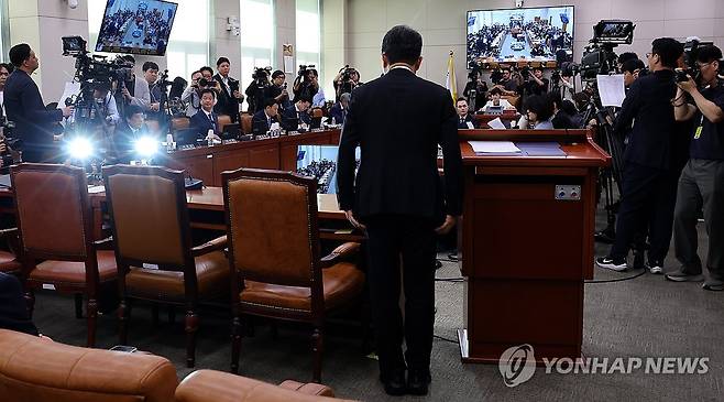 인사하는 김승원 법무부 장관 후보자 (서울=연합뉴스) 이동해 기자 = 김승원 법무부 장관 후보자가 15일 국회 법제사법위원회에서 열린 인사청문회에서 인사말을 마친 뒤 인사하고 있다. 2026.9.15 eastsea@yna.co.kr