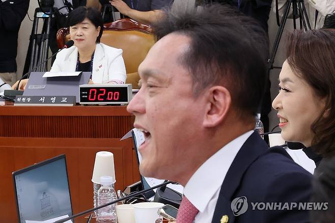 서영교 위원장 의사진행에 항의하는 김태규 의원 (서울=연합뉴스) 이동해 기자 = 15일 국회 법제사법위원회에서 열린 김승원 법무부 장관 후보자에 대한 인사청문회에서 국민의힘 김태규 의원이 서영교 위원장의 의사진행에 항의하고 있다. 2026.9.15 eastsea@yna.co.kr