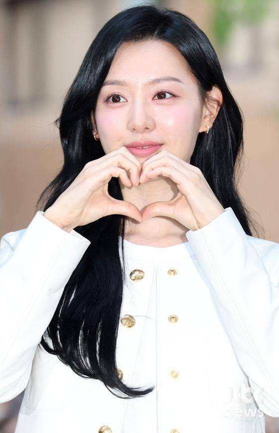배우 김지원이 27일 오후 서울 영등포구 여의도 한 음식점에서 진행된 tvN 토일드라마 '눈물의 여왕' 종방연에 참석해 포즈를 취하고 있다. 김현우 엔터뉴스팀 기자 kim.hyunwoo3@jtbc.co.kr (콘텐트비즈니스본부)