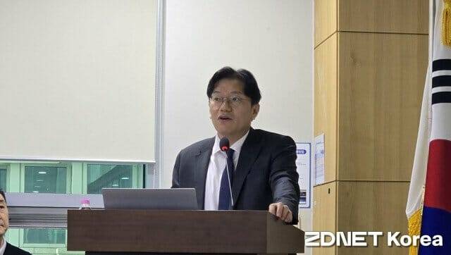 이호택 계명대학교 경영학과 교수가 16일 국회에서 열린 ‘대·중소 상생 AI 기반 콘텐츠 커머스 생태계 구축을 위한 토론회’에서 발표하고 있다. (사진=지디넷코리아)
