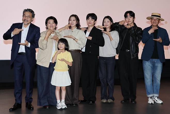 3일 서울 송파구 롯데시네마 월드타워점에서 열린 영화 '아버지의 집밥' 언론 시사회에서 이준익 감독(오른쪽)과 배우들이 밥 먹는 포즈를 취하고 있다. 연합뉴스