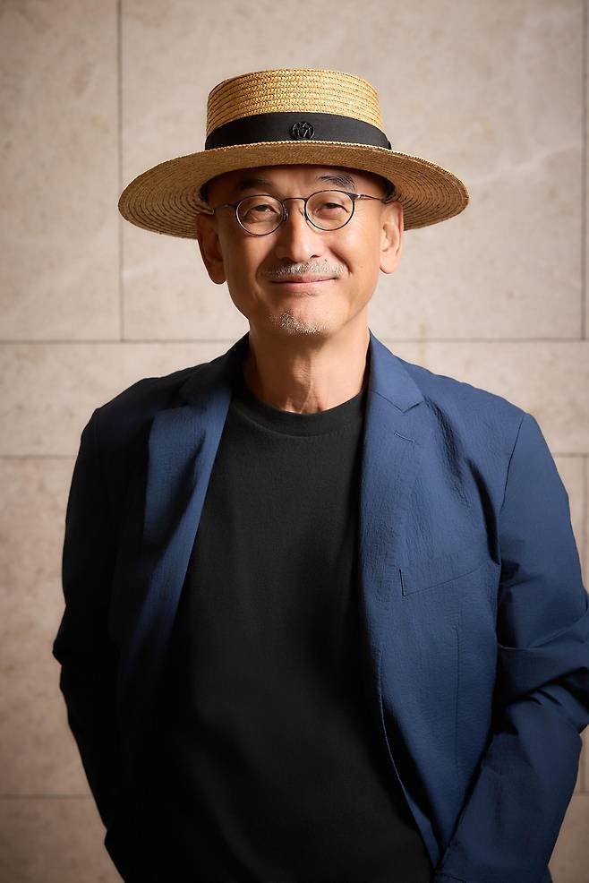숏 드라마이자 극장에서 개봉한 영화이기도 한 '아버지의 집밥'을 연출한 이준익 감독. 레진스낵 제공
