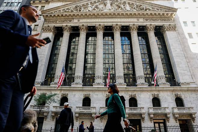 15일(현지시간) 미국 뉴욕에서 시민들이 뉴욕증권거래소(NYSE) 앞을 지나고 있다. 로이터=연합뉴스