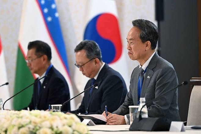 ▲지난 15일 개최된 우즈베키스탄 투자산업무역부와의 비즈니스 라운드테이블에서 진옥동 신한금융그룹 회장(오른쪽)과 정상혁 신한은행장(가운데)이 면담을 진행하고 있다.