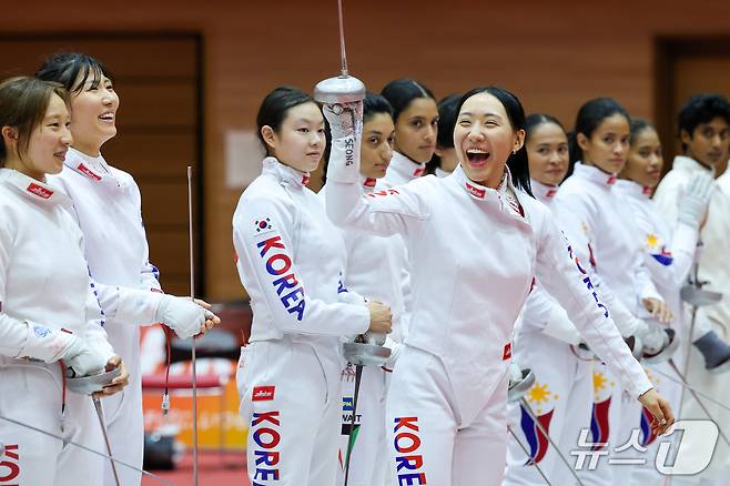 대한민국 성승민이 16일 일본 안조 스포츠 파크에서 열린 근대5종 펜싱 시딩라운드에서 인사하고 있다. 2026.9.16 ⓒ 뉴스1 안은나 기자