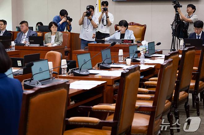 서영교 국회 법제사법위원장이 17일 서울 여의도 국회에서 열린 제439회 국회(정기회) 법제사법위원회 제5차 전체회의에서 의사봉을 두드리고 있다. 2026.9.17 ⓒ 뉴스1 유승관 기자