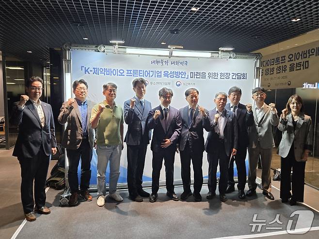 17일 오후 2시 서울 강남구 소재 '루닛' 사옥에서 열린 'K-제약바이오 프론티어기업 육성방안 마련을 위한 현장 간담회'에 앞서 참석자들이 기념 촬영을 하는 모습. 왼쪽부터 김태훈 오토텔릭바이오 대표, 양희정 바이온사이트 대표, 최원우 큐티스 바이오 대표, 노용석 중소벤처기업부 제1차관, 서범석 루닛 대표, 이형훈 보건복지부 제2차관, 홍성한 비씨월드제약 대표, 송교석 메디픽셀 대표, 김건수 큐로셀 대표, 김주희 인벤티지랩 대표. 2026.09.17 ⓒ 뉴스1 이상혁 기자