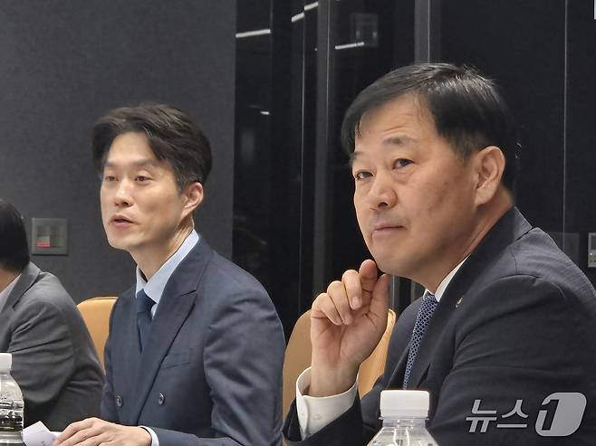 17일 오후 2시 서울 강남구 소재 '루닛' 사옥에서 열린 'K-제약바이오 프론티어기업 육성방안 마련을 위한 현장 간담회'에서 노용석 중소벤처기업부 제1차관(왼쪽)의 모두발언을 이형훈 보건복지부 제2차관(오른쪽)이 듣는 모습. 2026.09.17 ⓒ 뉴스1 이상혁 기자