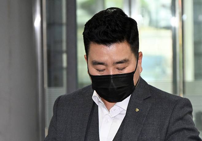 김현태 전 707특임단장이 지난 4월 14일 오후 서울 서초구 서울중앙지방법원에서 열린 민간 법원 첫 재판에 출석하고 있다. /뉴스1