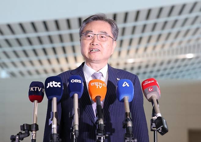 조현 외교부 장관이 17일 인천 영종도 인천국제공항 제2여객터미널에서 한-미 외교장관 회담을 위해 출국하며 취재진의 질문에 답하고 있다. 연합뉴스