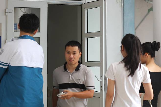 하노이대에서 중국어 말하기(HSKK) 시험을 마치고 나온 응시생들. 대부분 젊은 학생, 직장인이다. 하노이=정지용 기자