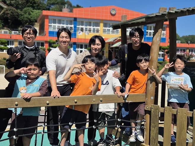 경남신문 창간 80주년 기획 ‘작은학교 출근 일기-기자쌤이 간다’ 취재팀이 8일 경남 함양군 휴천면 금반초등학교 운동장에서 아이들과 포즈를 취했다. /김성후 선임기자