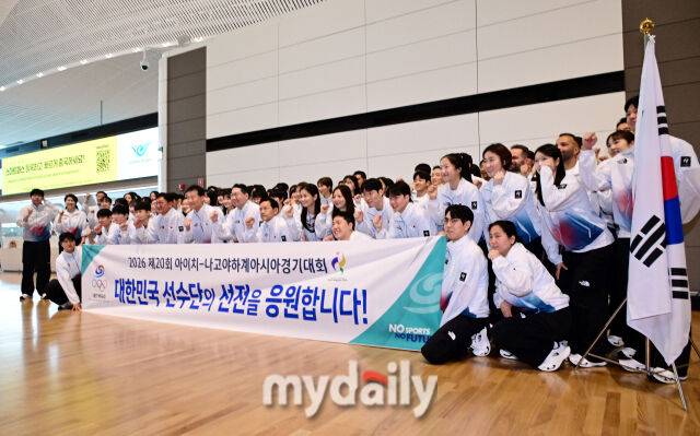 2026 아이치·나고야 아시안게임 개막을 이틀 앞둔 17일 오전 대한민국 국가대표 선수단이 인천국제공항에서 일본 나고야로 출국하면서 포즈를 취하고 있다./인천공항 = 곽경훈 기자