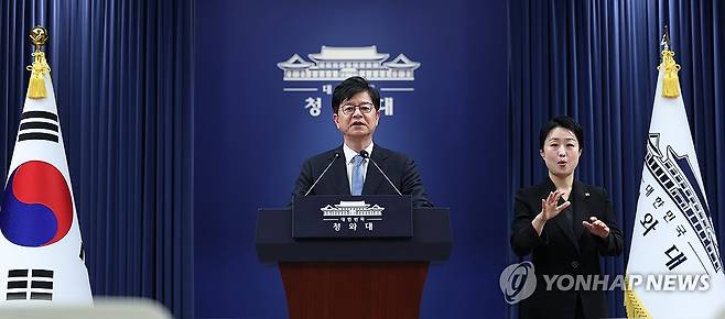 이재명 대통령, 18일 취임 후 7번째 기자회견 실시 (서울=연합뉴스) 김도훈 기자 = 성기홍 홍보수석이 15일 청와대 춘추관에서 이재명 대통령 기자회견 관련 브리핑을 하고 있다.
청와대는 이재명 대통령이 18일 청와대 영빈관에서 취임 후 7번째 기자회견을 한다고 밝혔다. 2026.9.15 superdoo82@yna.co.kr