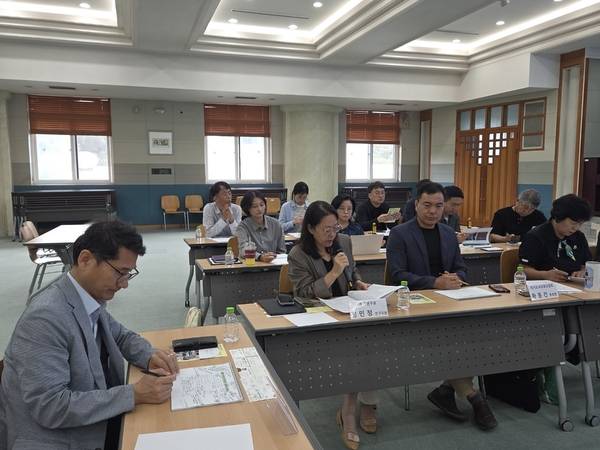 정민정 경기연구원 연구위원이 지난 17일 경희대학교 국제캠퍼스 중앙도서관 3층 피스홀에서 열린 ‘폐현수막의 지속가능한 순환자원 세미나’에서 토론하고 있다. 2026.9.18 /경기녹색환경지원센터 제공