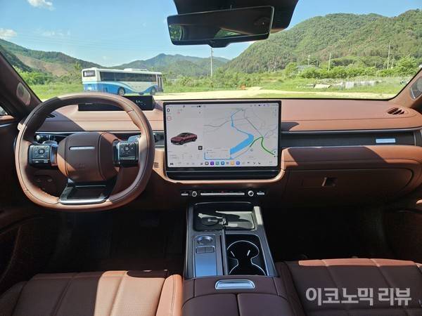 현대차그룹은 플레오스 터치 스크린 하단에 자주 사용하는 공조 기능 등을 물리 버튼으로 배치했다. 사진=최은총 이코노믹리뷰 기자