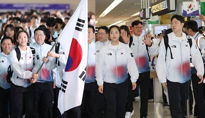 2026 아이치·나고야 아시안게임 한국 선수단 본진이 지난 17일 인천 영종도 인천국제공항 제 2여객터미널에서 출국하는 모습(왼쪽)과 일본 주부국제공항을 통해 입국하는 모습. 연합뉴스