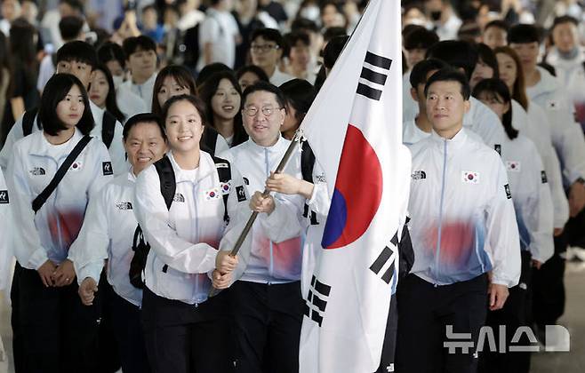 2026 아이치·나고야 아시안게임에 출전하는 대한민국 이상현 선수단장, 김택수 선수촌장, 탁구 신유빈, 배드민턴 서승재를 비롯한 선수단이 17일 오전 인천국제공항 제2여객터미널에서 출국장으로 향하고 있다. 2026.09.17. 뉴시스