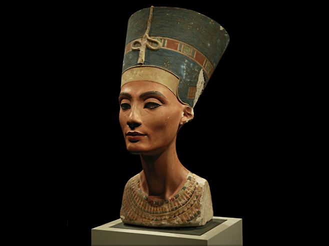 독일 노이에스 박물관에 소장된 네페르티티(Nefertiti) 흉상. 네페르티티는 이집트 제18왕조의 파라오 아크나톤의 왕비이자 투탕카멘의 이모다. 고대 이집트 최고의 미녀 중 하나로 꼽힌다. Arkadiy Etumyan/위키미디어 제공