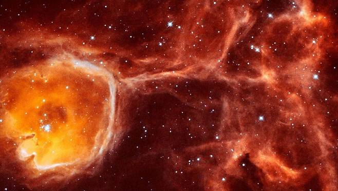 성단의 오른쪽 상단에 있는 N44F라는 이름의 거품은 외곽 껍질 안에서 아주 거대한 별 하나가 뿜어내는 항성풍이 만든 것이다. 미국항공우주국 제공