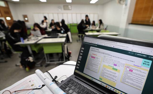 지난 4월8일 서울 성북구 성신여고 ‘미디어 영어’ 수업에서 한 학생이 태블릿피시(PC) 속 인공지능 리터러시와 관련한 글을 읽고 있다. 류우종 선임기자 wjryu@hani.co.kr