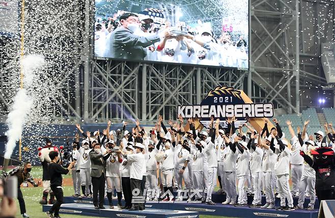 지난 2021년 11월 18일 서울 고척스카이돔에서 열린 2021프로야구 KBO포스트시즌 두산베어스와 kt위즈의 한국시리즈. KT가 4연승을 거두며 창단 첫 통합우승으로 끝이 났다.