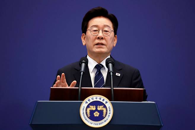 이재명 대통령이 18일 청와대 영빈관에서 열린 기자회견에서 취재진의 질문에 답하고 있다. 청와대사진기자단